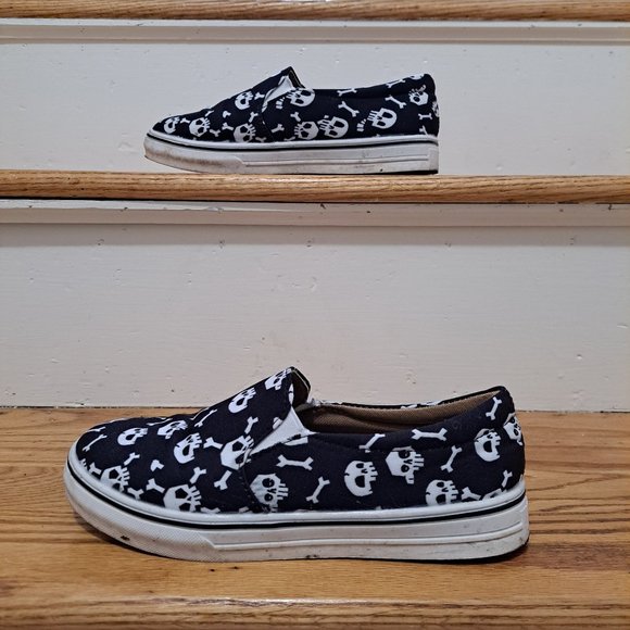 Womens size 37 slip on Skull sneakers - Picture 1 of 4